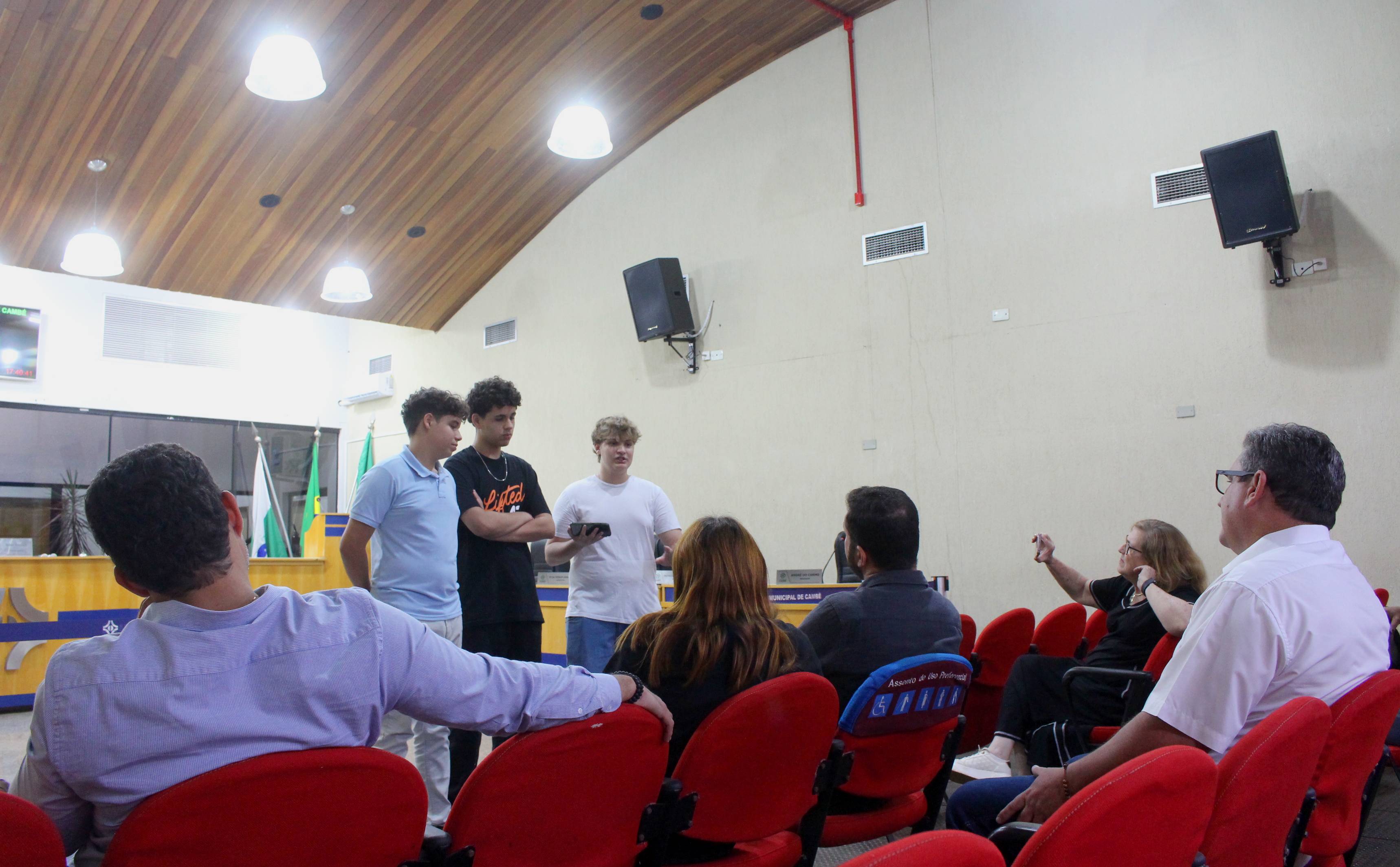 Alunos apresentam projeto de sustentabilidade e solidariedade ao Legislativo