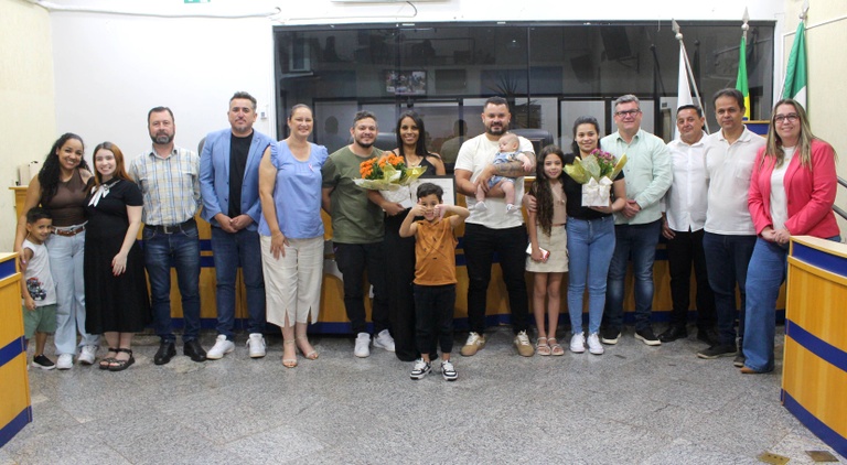 Ato heroico: porteira salva bebê engasgado em Cambé e é homenageada pela Câmara