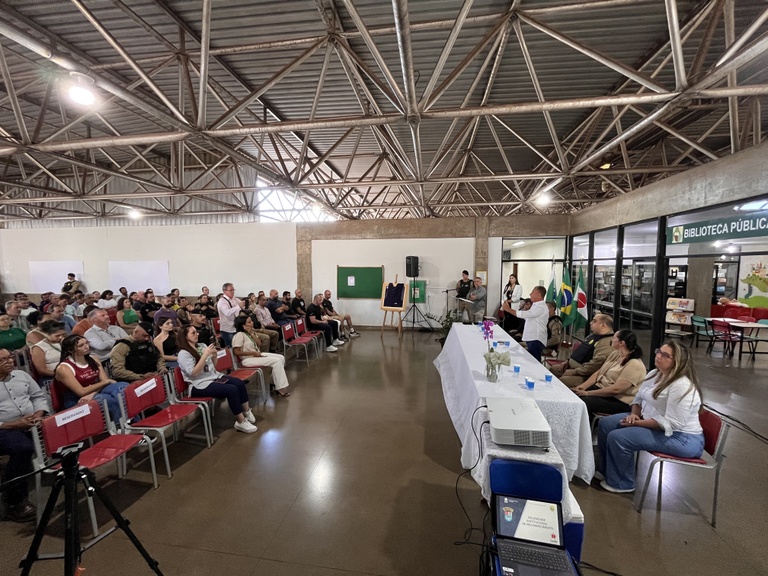 Câmara e Prefeitura homenageiam policiais militares