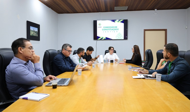 CCJ aprova projeto que concede título de cidadão honorário de Cambé a major da PM