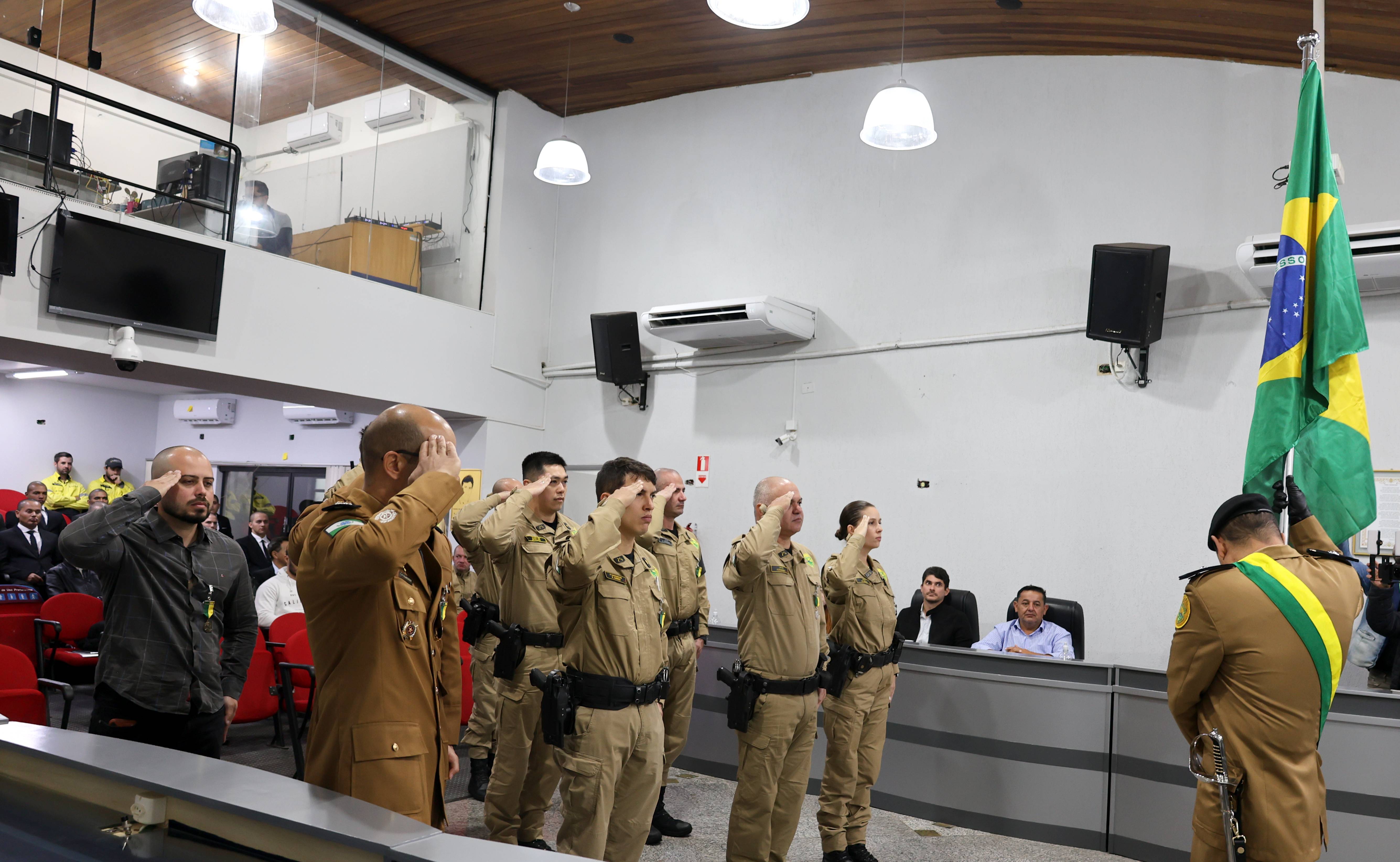 Cerimônia na Câmara homenageia policiais militares e celebra o patrono da PM do Paraná