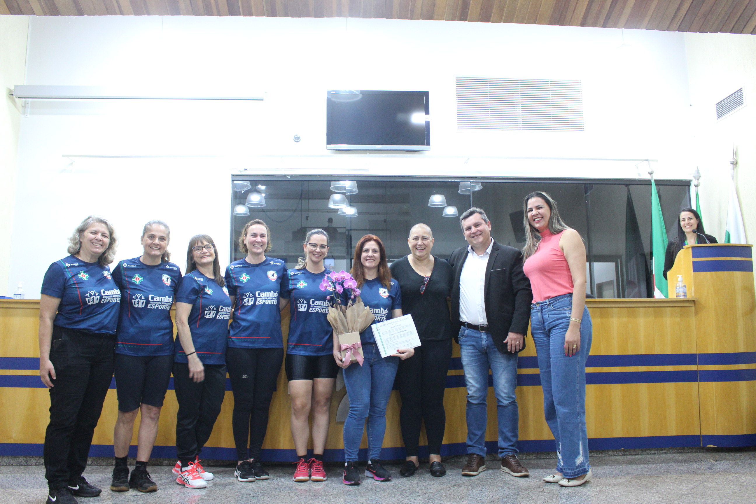  Atleta e professora de Handebol recebe homenagem da Câmara