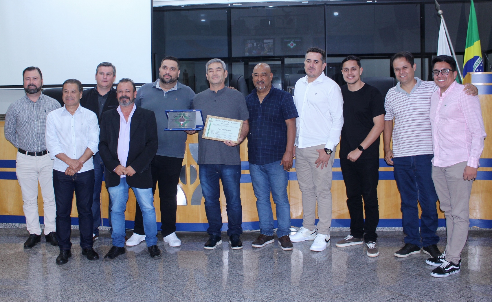 Joel de Oliveira recebe Moção Honrosa durante sessão ordinária