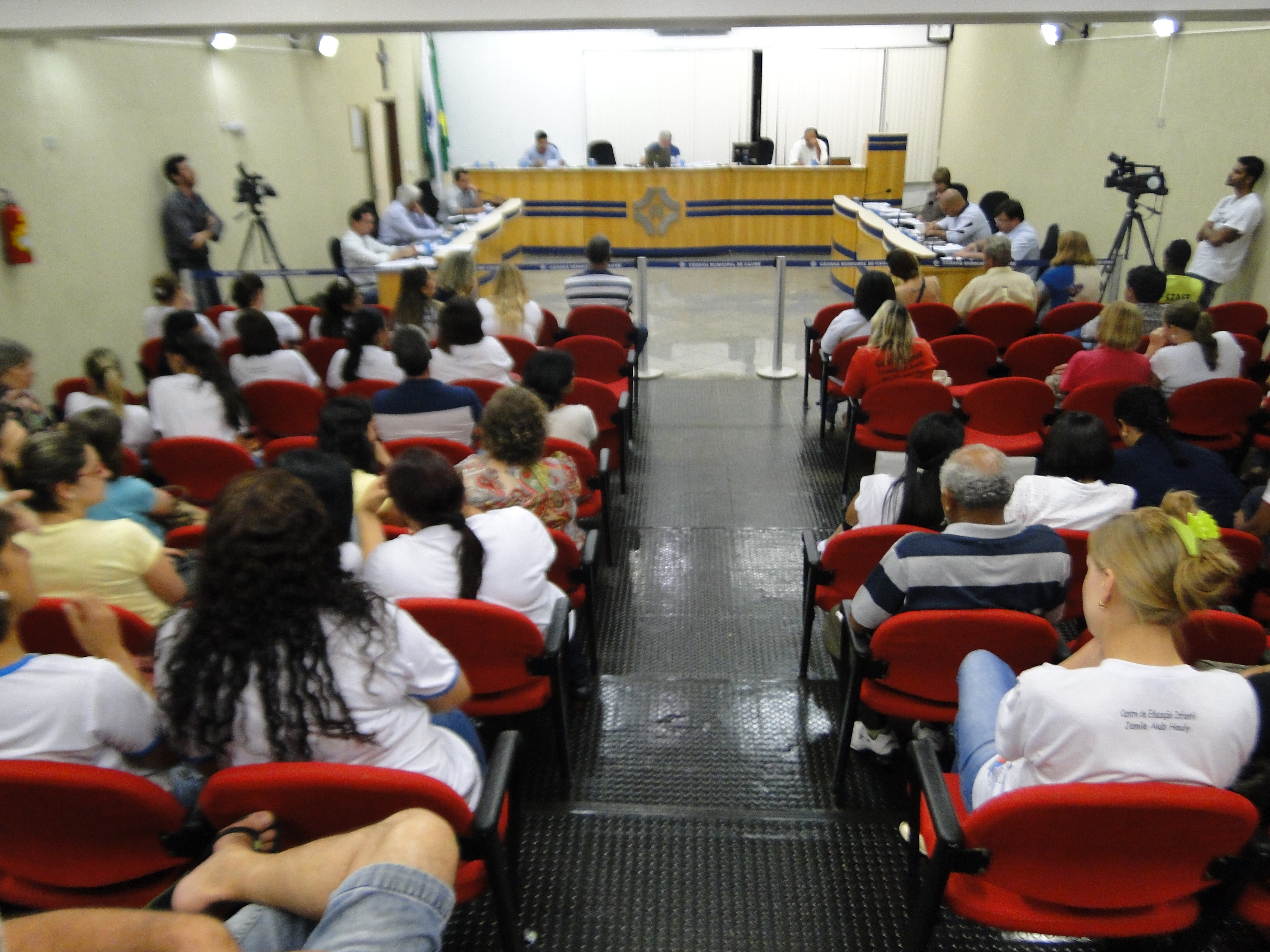 Requerimentos e ofícios apresentados pelos Vereadores na sessão ordinária do dia 25/11/2013