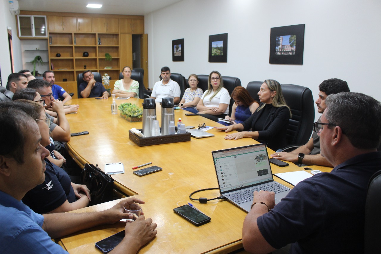 Reunião com representante da Adispa aborda o Cartão Material Escolar para Cambé