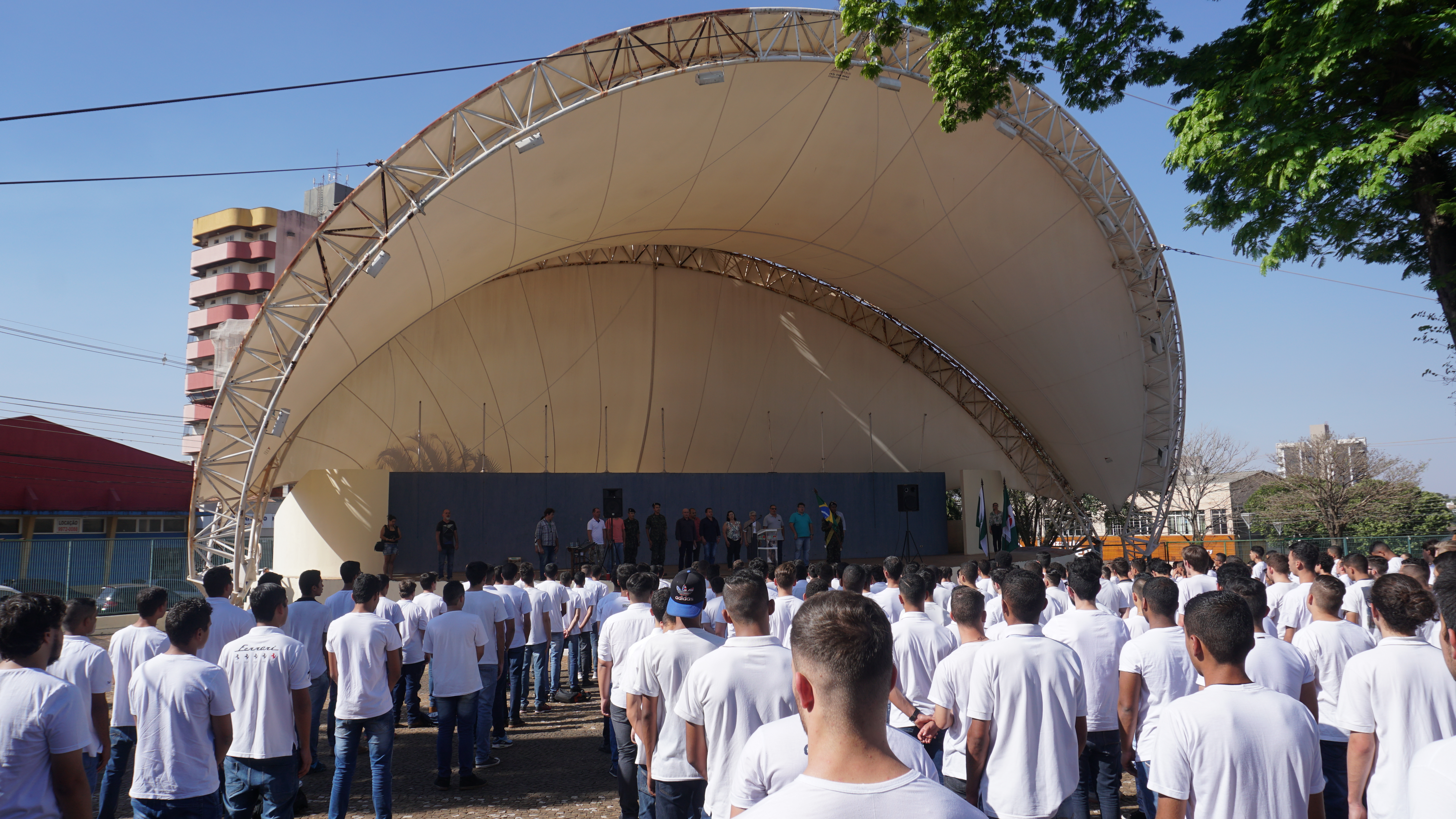 Vereadores comparecem em evento cívico.