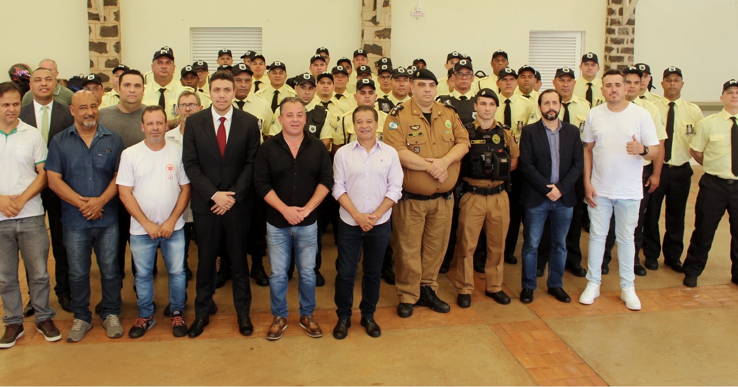 Vereadores participam da apresentação dos 44 vigilantes que vão atuar nas escolas