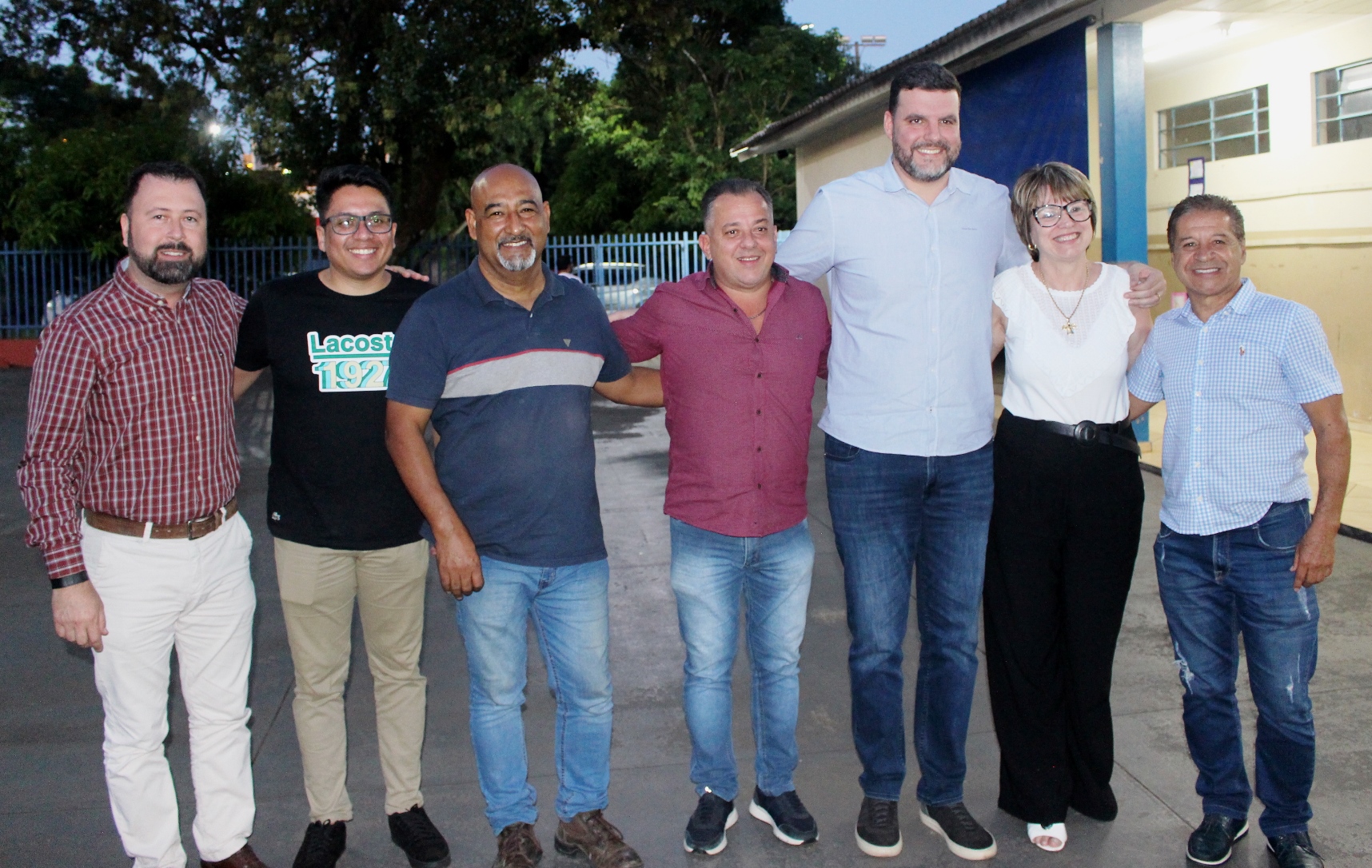 Vereadores participam da assinatura para cobertura da quadra de escola 