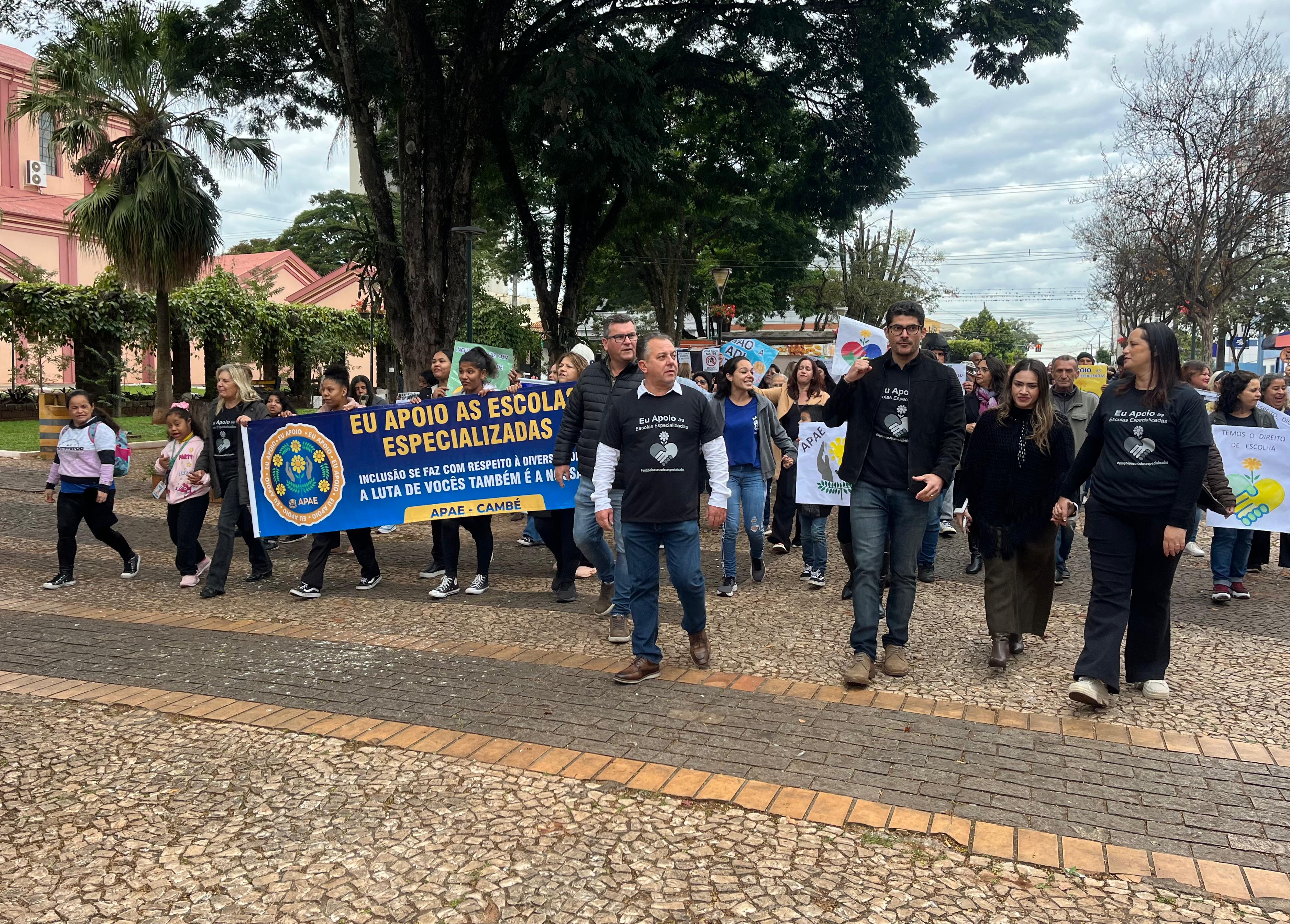 Vereadores participam de ato em prol da APAE e contra ação que pode inviabilizar associação
