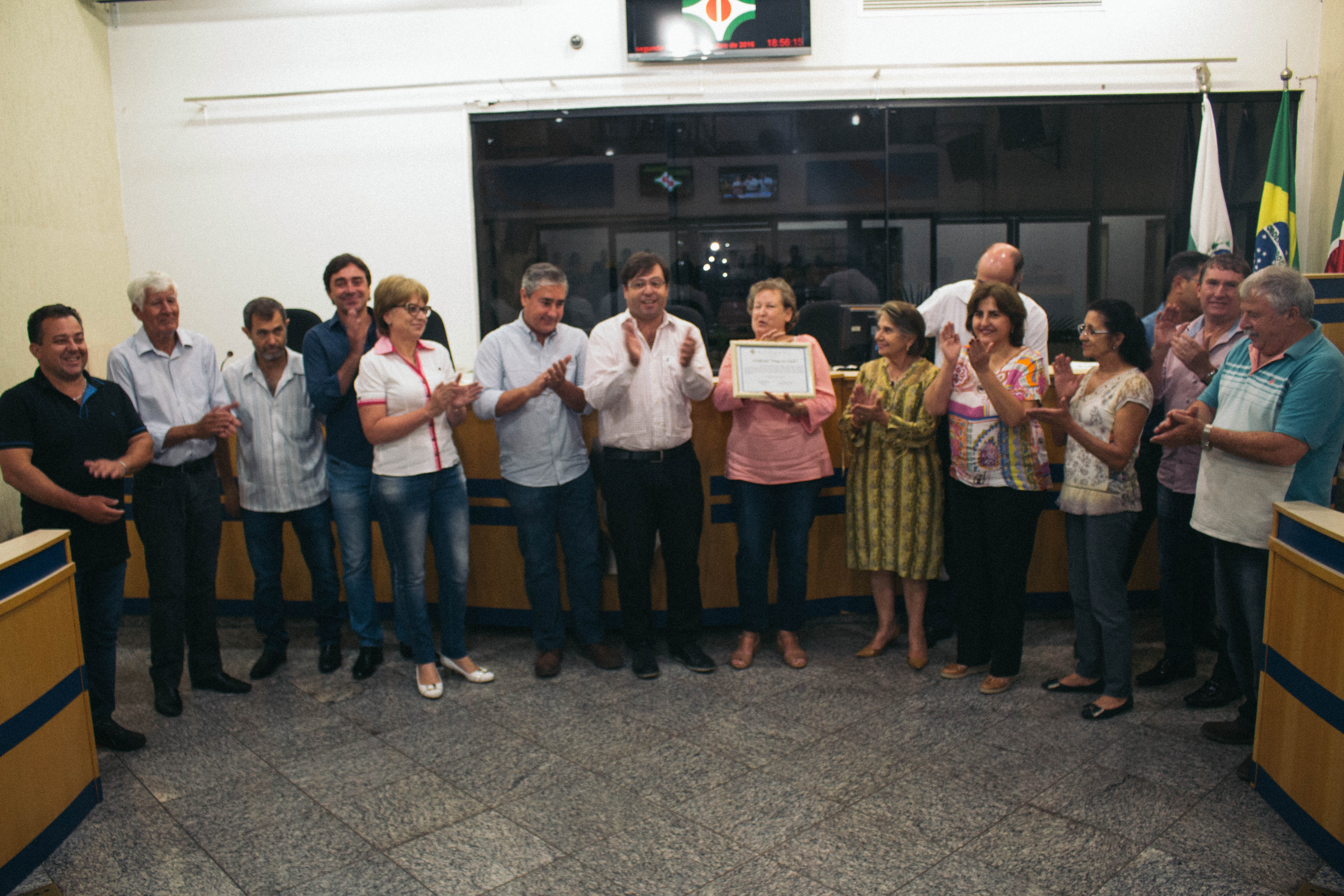 Voluntária do Instituto do Câncer é homenageada pela Câmara