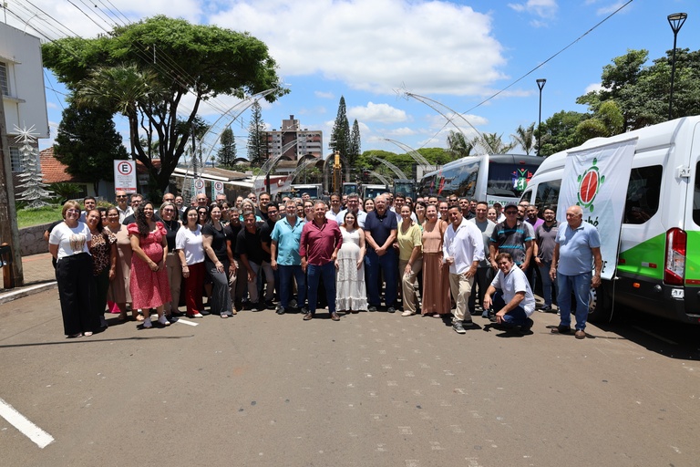 Vereadores participam da entrega de 28 novos veículos para saúde, esporte, obras e meio ambiente